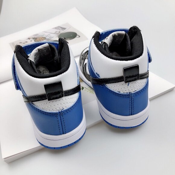 Nike SB Dunk Low Low-Top Sneakers In Black And White - Picture 7 of 9